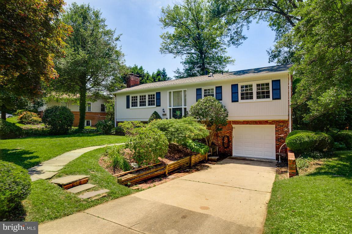 1 car garage with long driveway