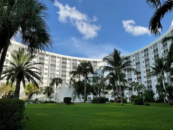$299,999 | 2731 Northeast 14th Street Causeway, Unit 307, Pompano Beach, FL 33062