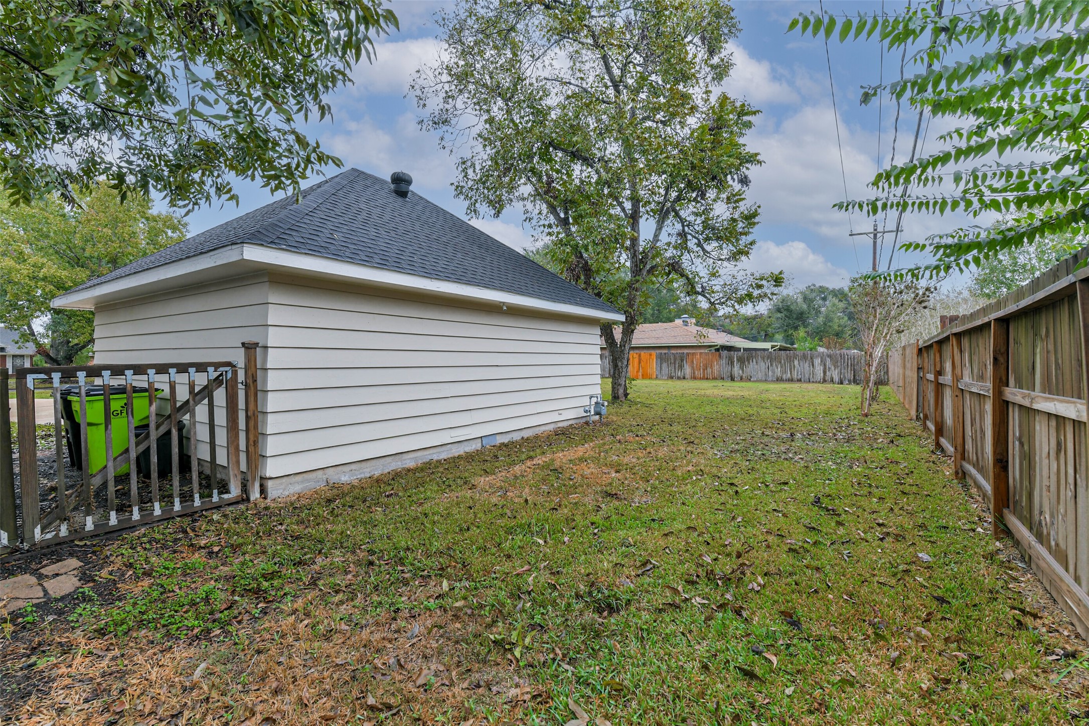 1210 Timber Lane Rosenberg, TX 77471 - Photo 43 of 48 a backyard of a house with table and chairs