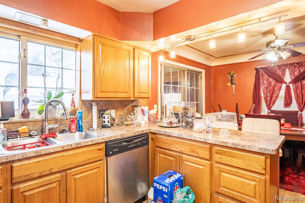 15337 Charles R Avenue Eastpointe, MI 48021 - Photo 5 of 36 Gallery Image 5