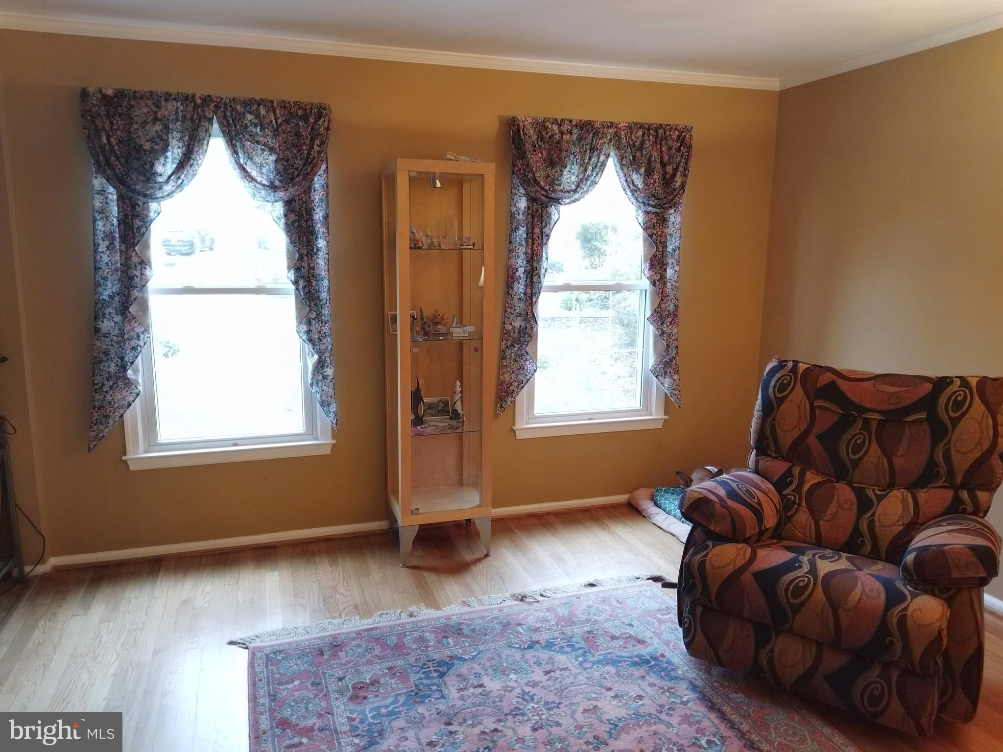 8312 Crown Court Road Alexandria, VA 22308 - Photo 9 of 68 Living Room