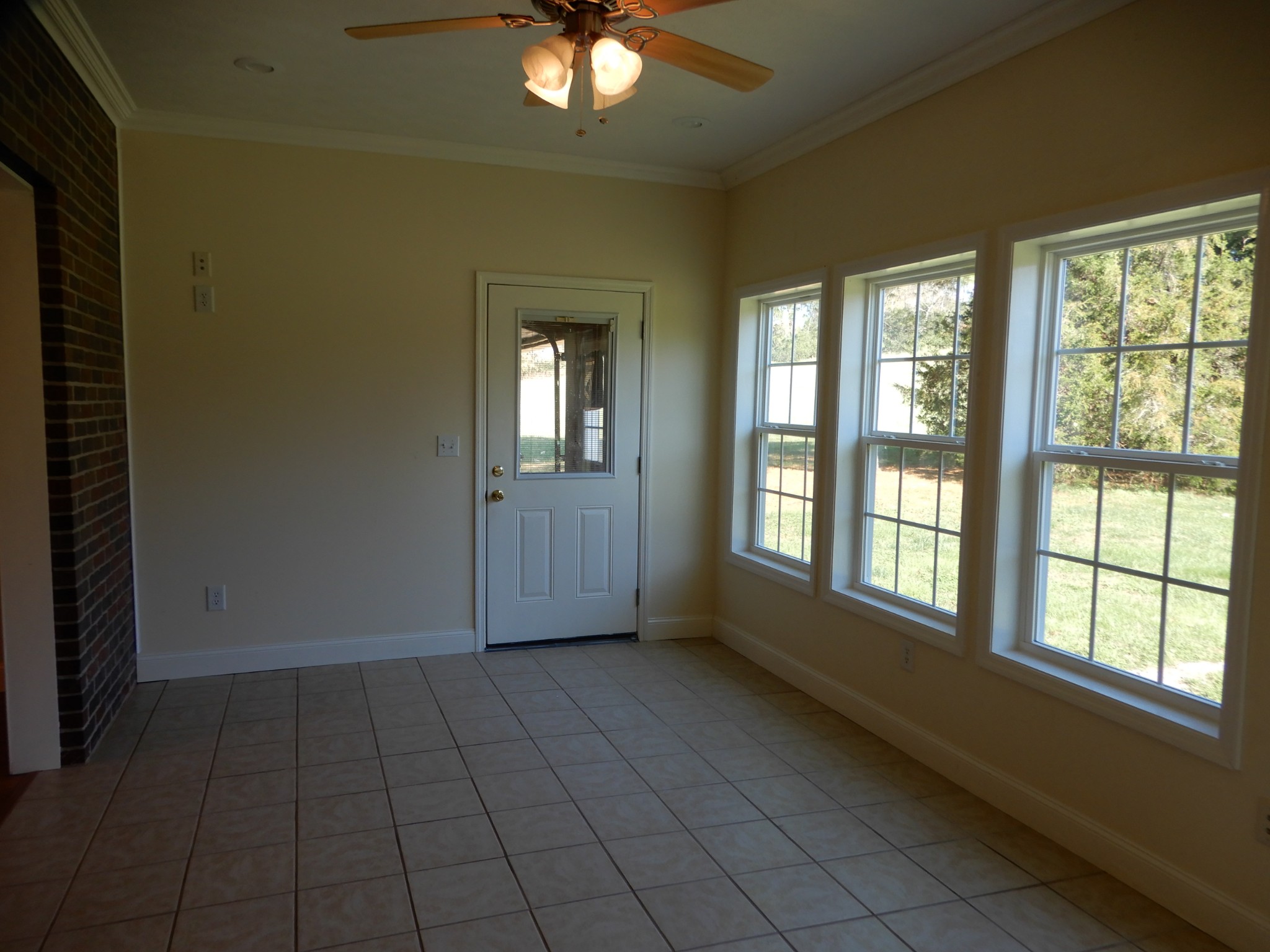 1926 Hunters Run Road Lewisburg, TN 37091 - Photo 38 of 50 Sunroom in apartment
