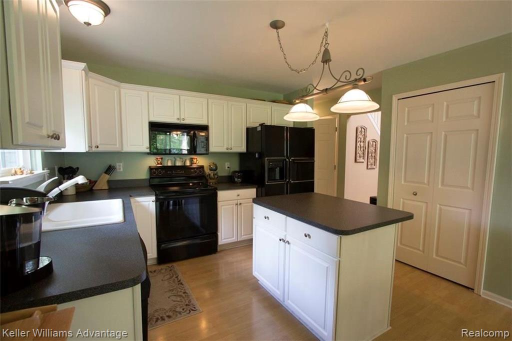 1631 Cardinal Ridge West Bloomfield, MI 48324 - Photo 6 of 32 Gallery Image 6