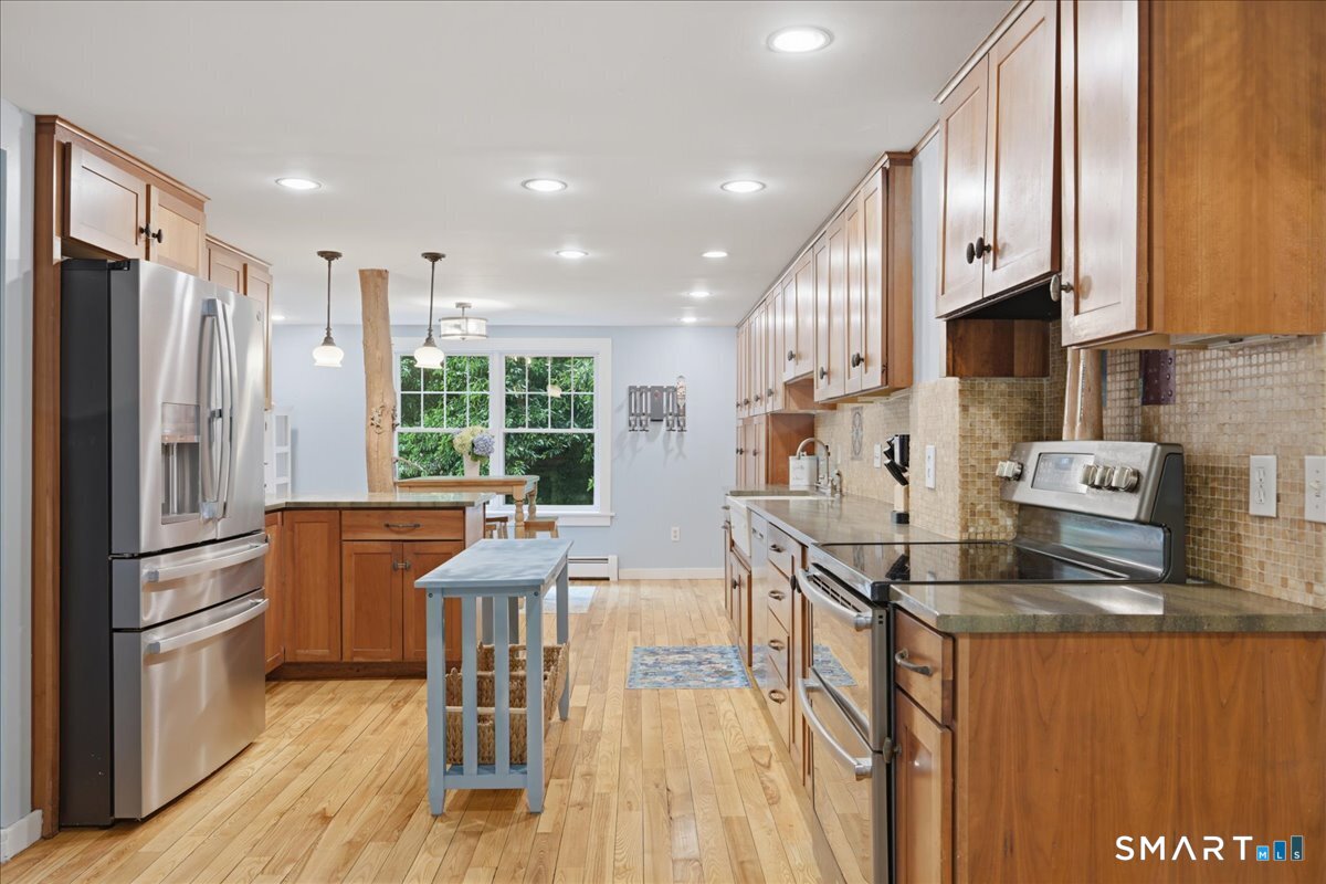 82 Old Post Road Clinton, CT 06413 - Photo 10 of 40