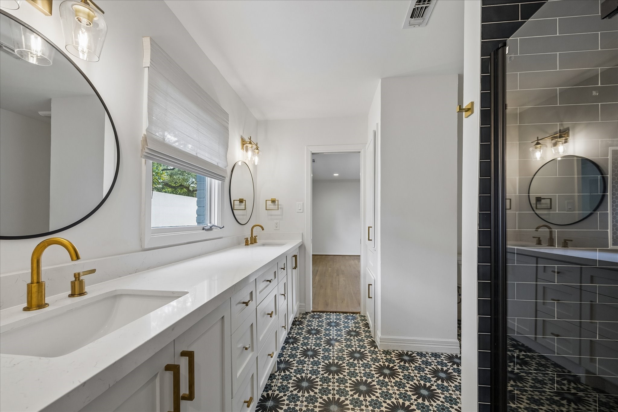 5698 Bayou Glen Road Houston, TX 77056 - Photo 23 of 30 Alternate view of Jack and Jill bath.