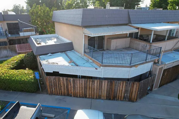 with a dinning table and chairs in the patio