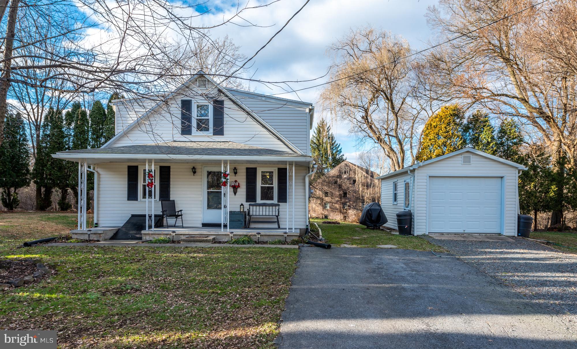 425 Mountain View Road Reading, PA 19607 - Photo 1 of 26 Front of House