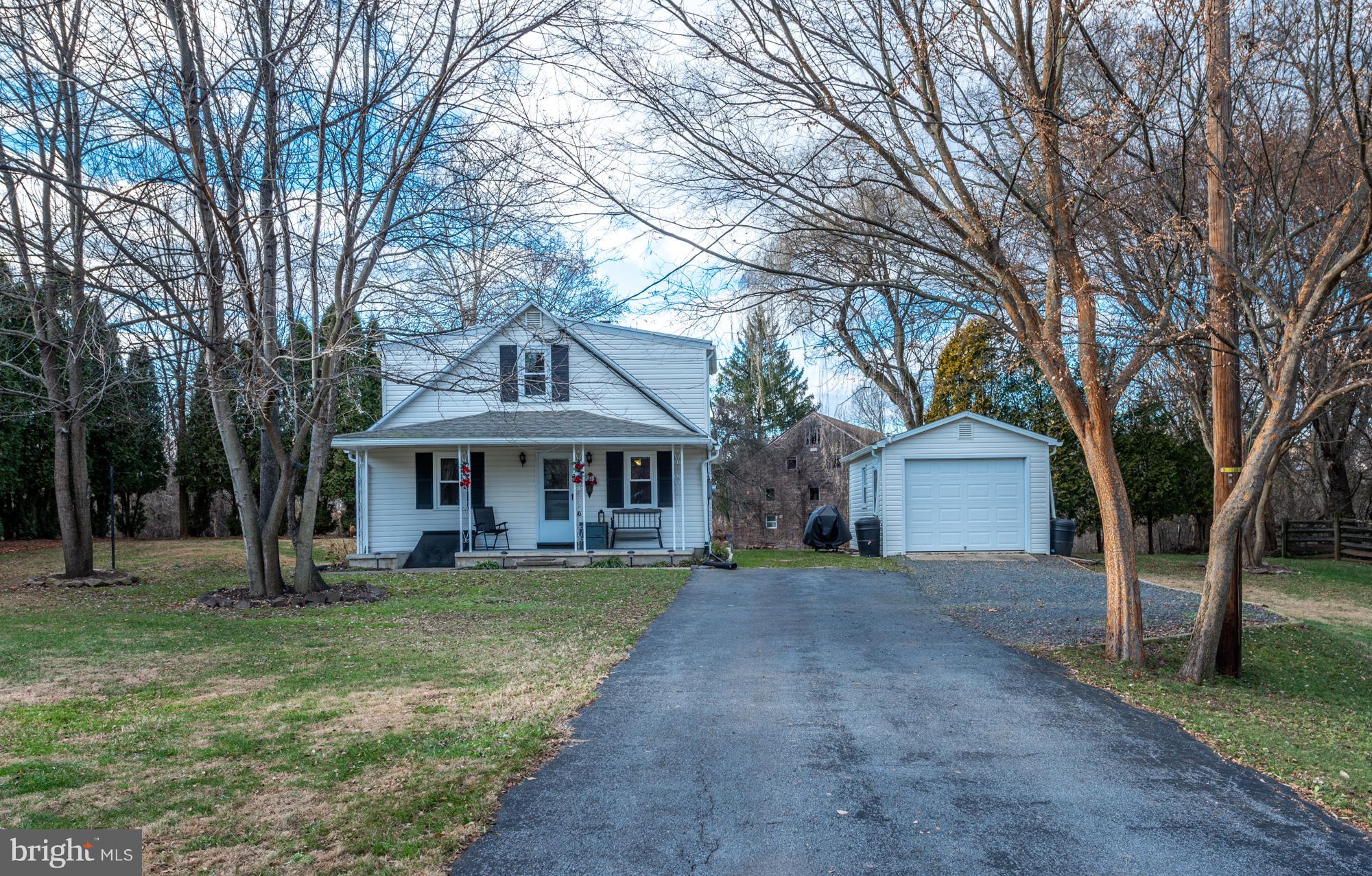 425 Mountain View Road Reading, PA 19607 - Photo 2 of 26 Driveway to Front