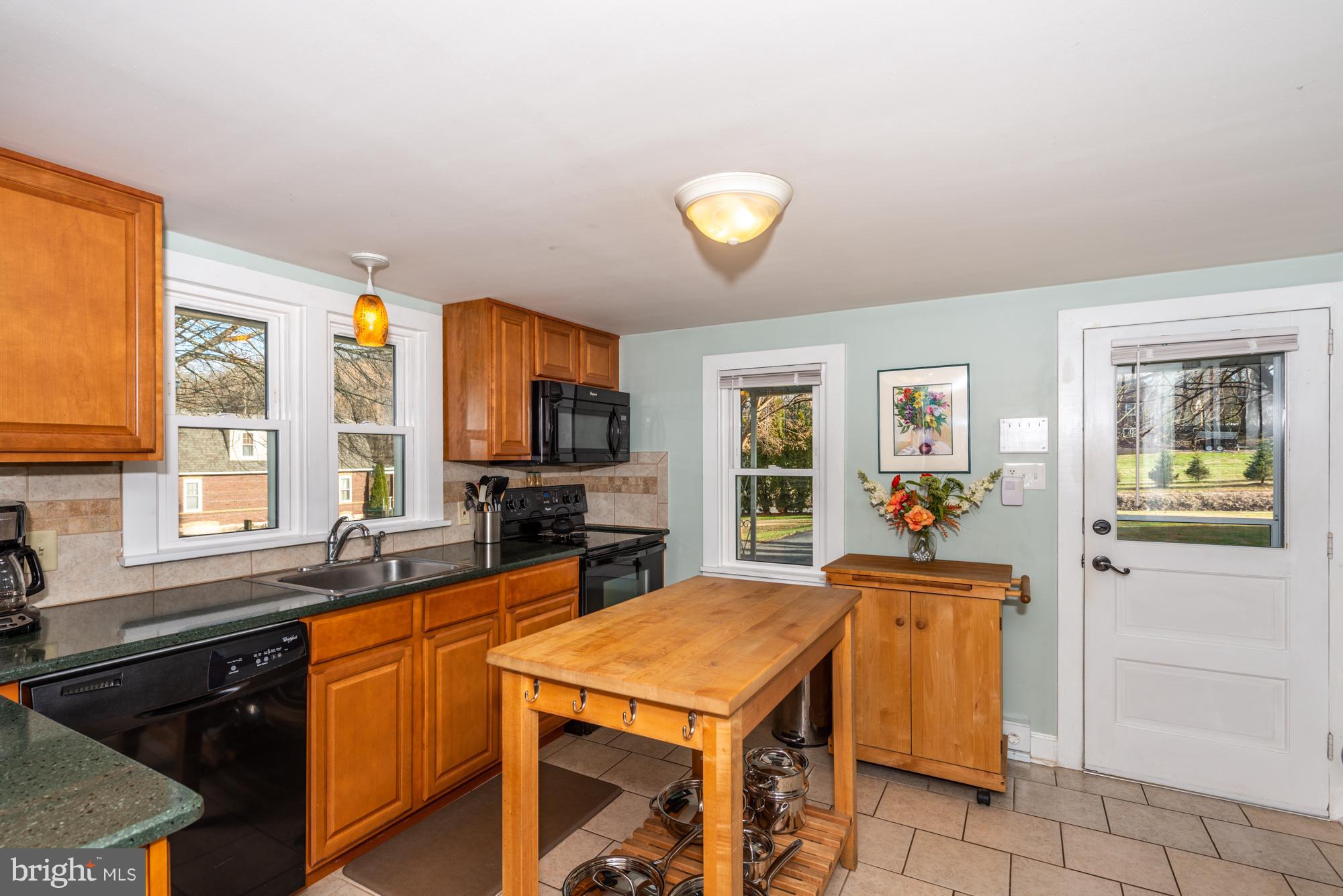 425 Mountain View Road Reading, PA 19607 - Photo 11 of 26 Kitchen w/ Island