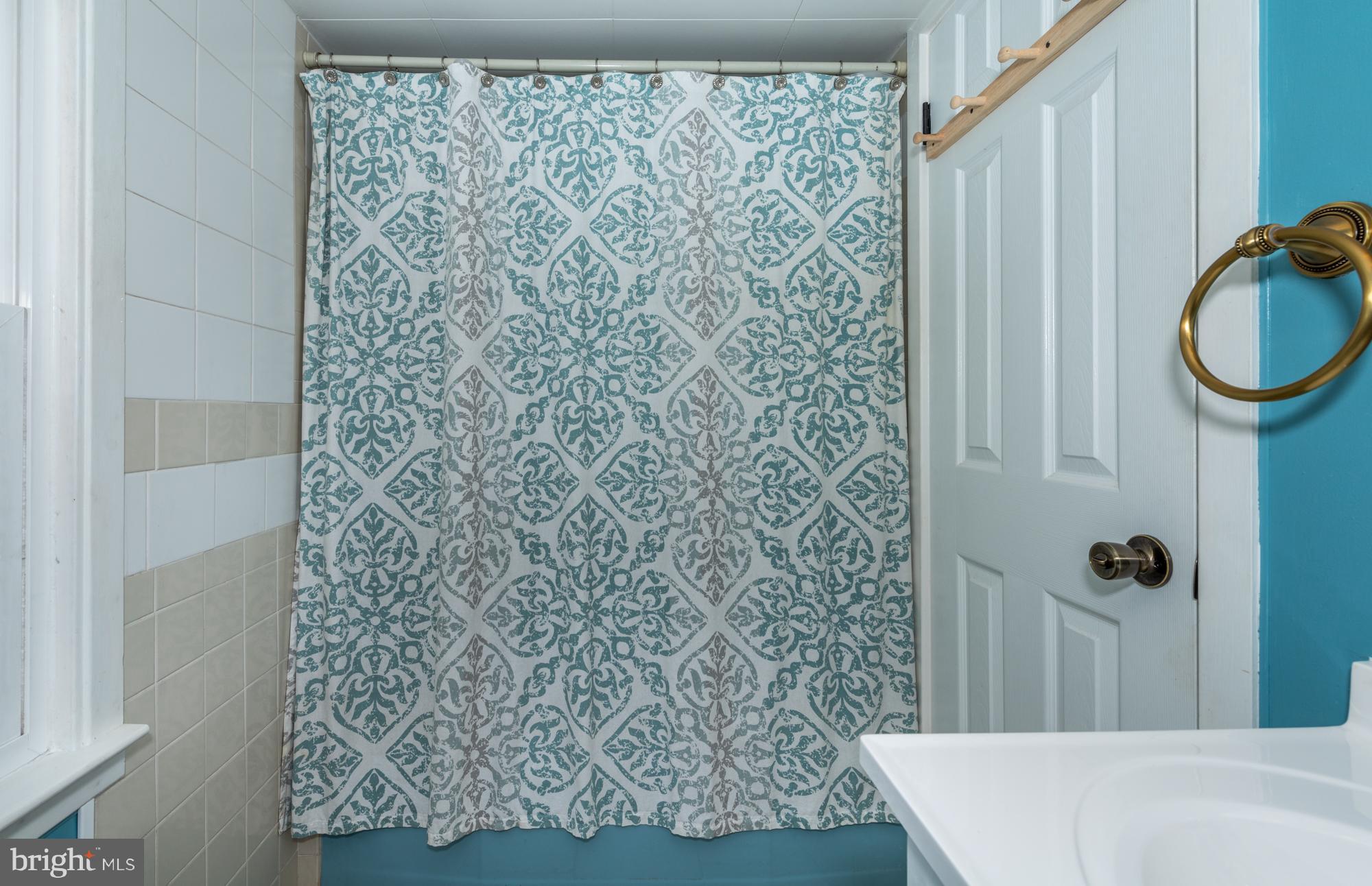 425 Mountain View Road Reading, PA 19607 - Photo 16 of 26 Main Bathroom