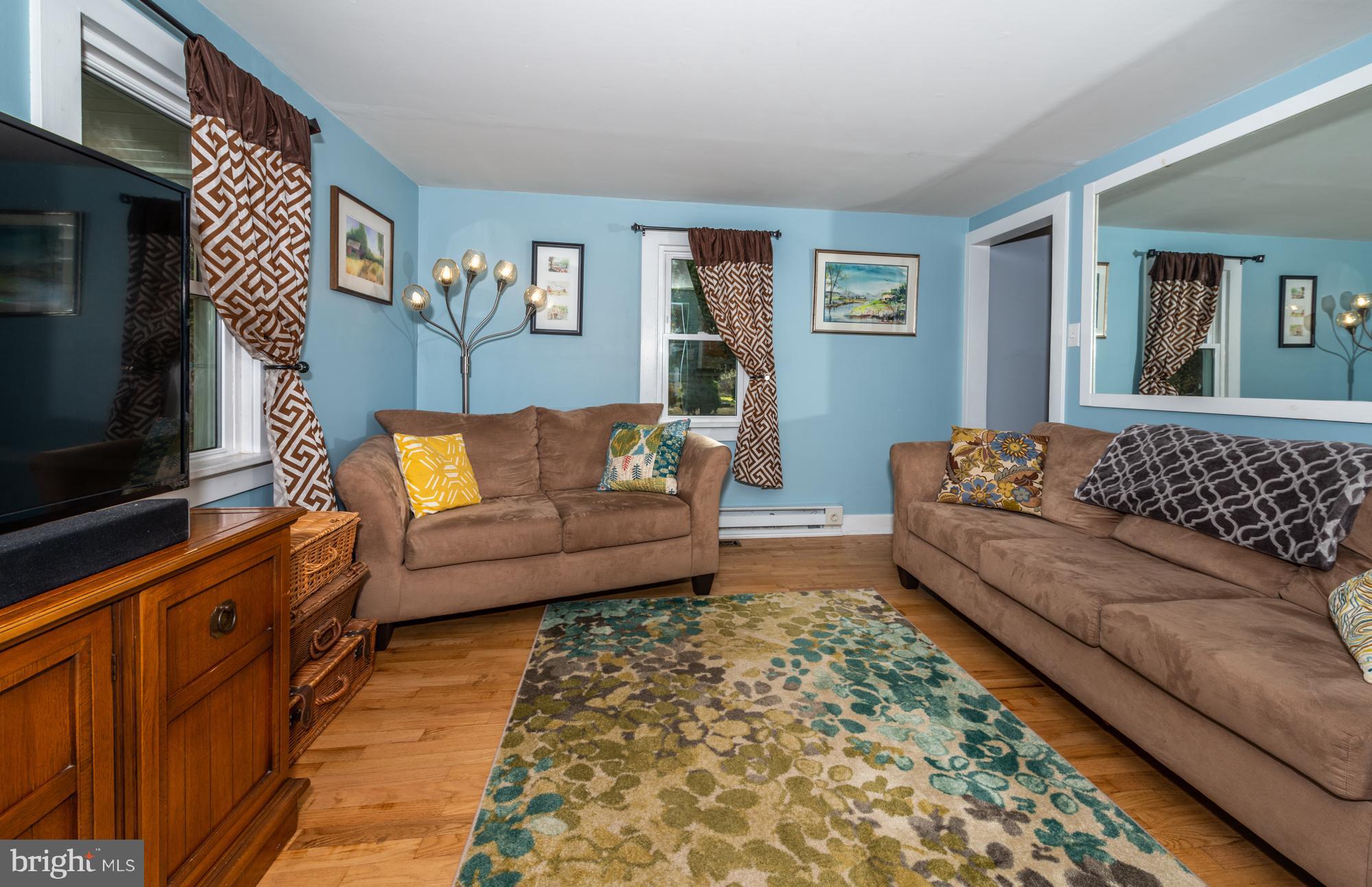 425 Mountain View Road Reading, PA 19607 - Photo 8 of 26 Living Room