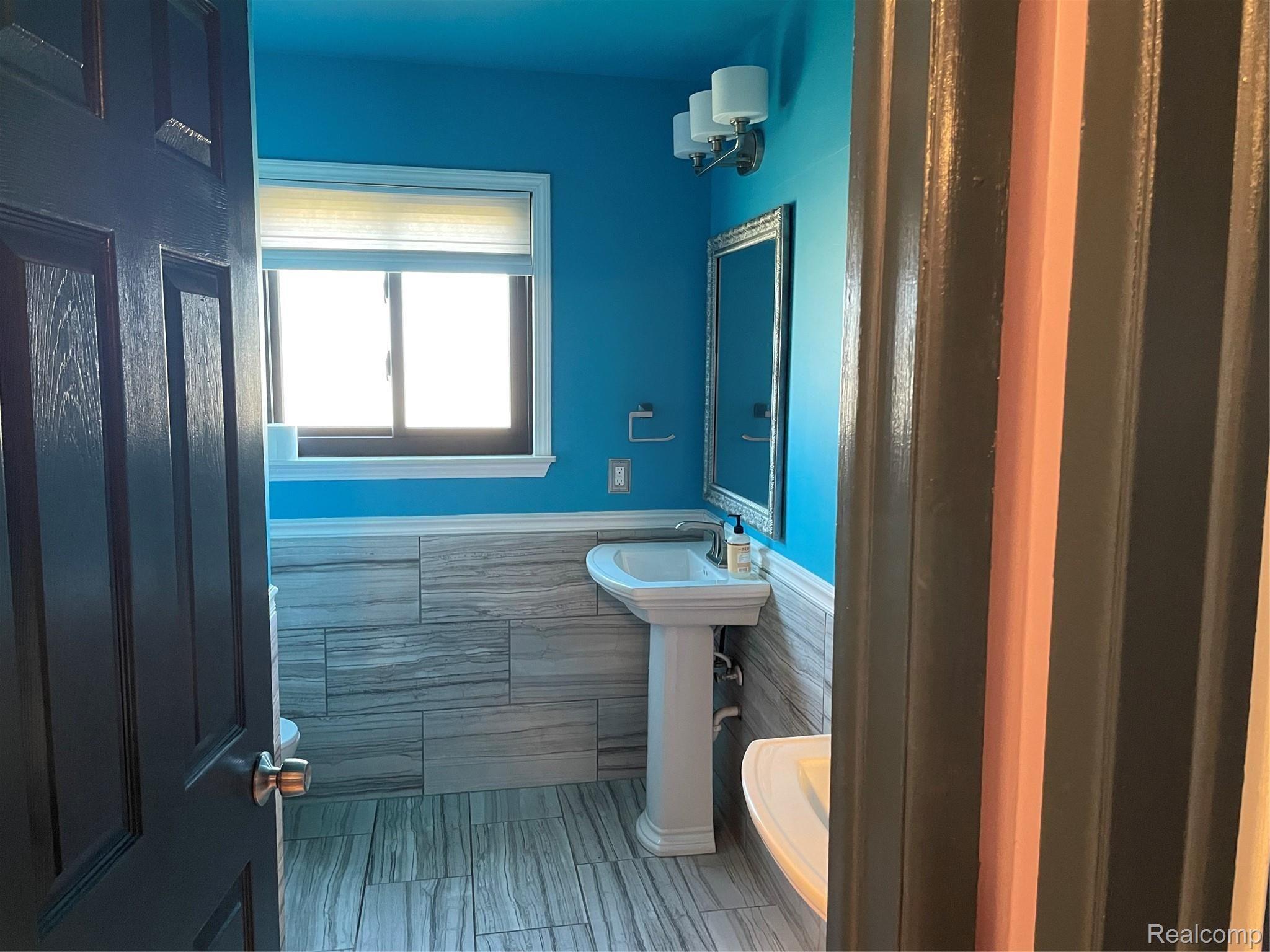 14019 Martin Road Warren, MI 48088 - Photo 9 of 30 Full Bathroom