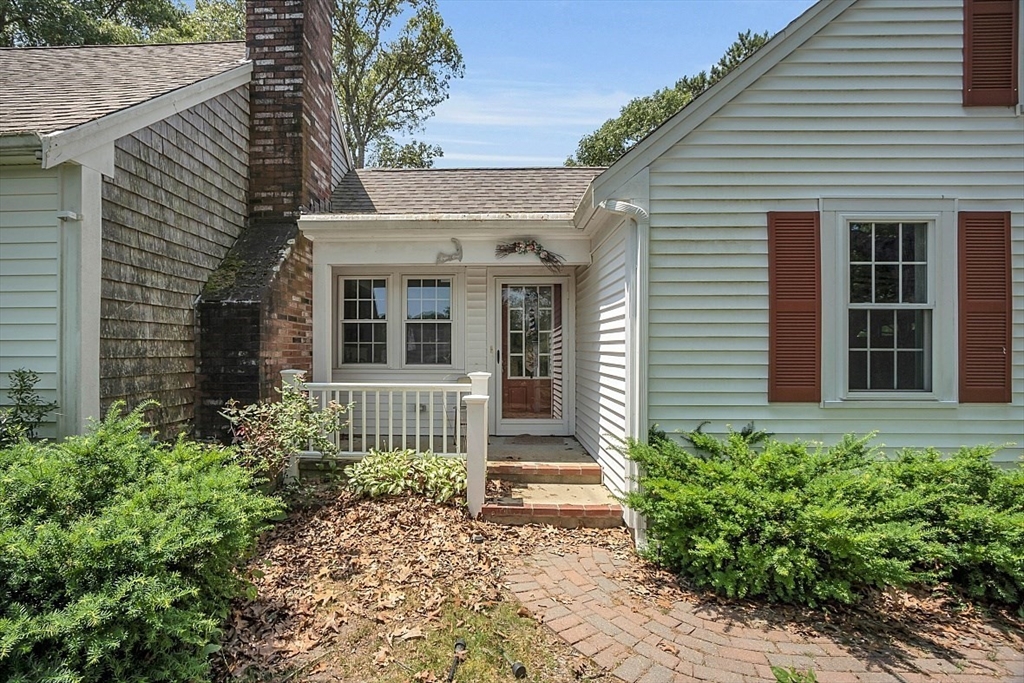 89 Kingswear Circle Dennis, MA 02660 - Photo 3 of 40 a front view of a house with garden