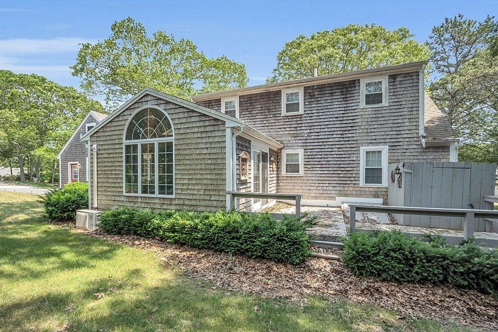 89 Kingswear Circle Dennis, MA 02660 - Photo 5 of 40 a front view of a house with garden