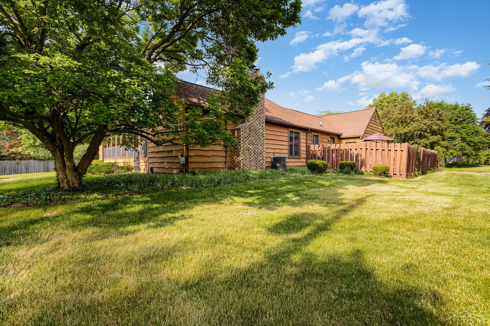 860 Somerset Road Saginaw, MI 48638 - Photo 3 of 28 50111098-2.JPG