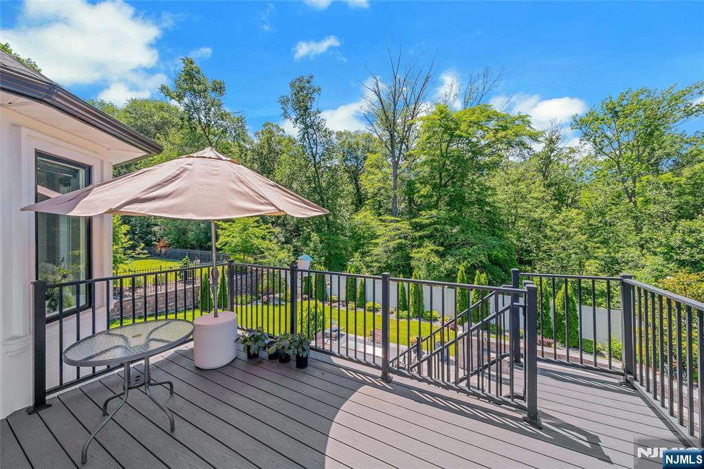 697 Terrace Drive Paramus, NJ 07652 - Photo 26 of 30