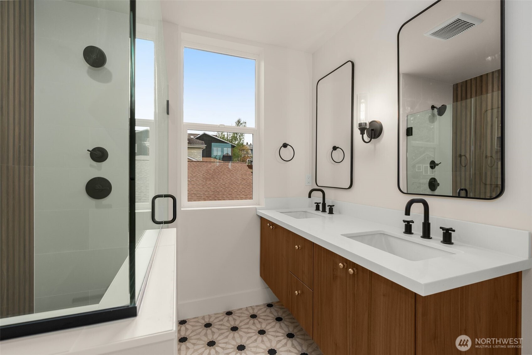 7403 Dayton Avenue North Seattle, WA 98103 - Photo 14 of 37