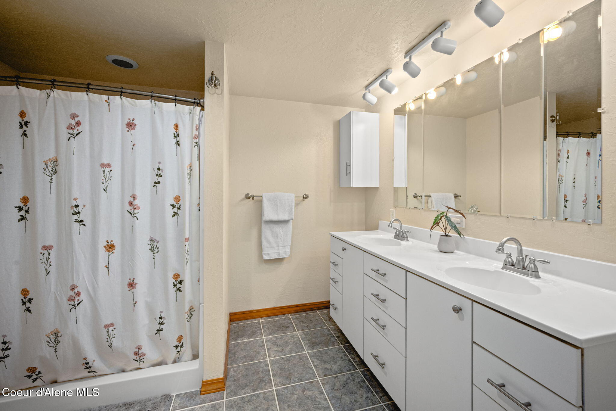 2087 East Glacier Road Hayden, ID 83835 - Photo 46 of 82 Downstairs Bathroom