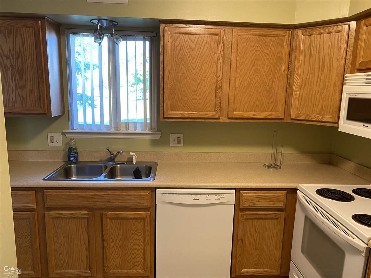 1574 O'Neil Circle Rochester Hills, MI 48307 - Photo 6 of 20