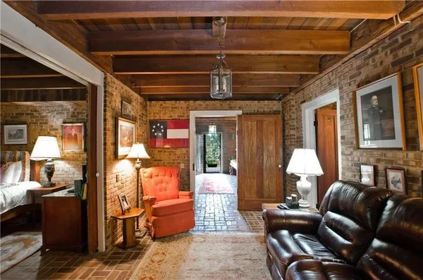 a view of entryway with garden