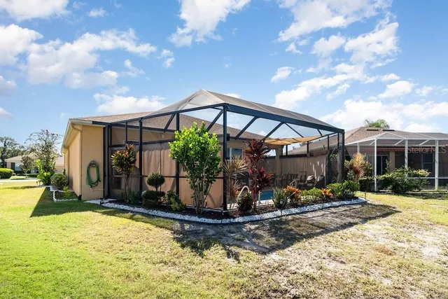 a view of a house with yard and porch