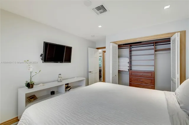 $9,750 | 309 Oak Street, Hollywood, FL 33019