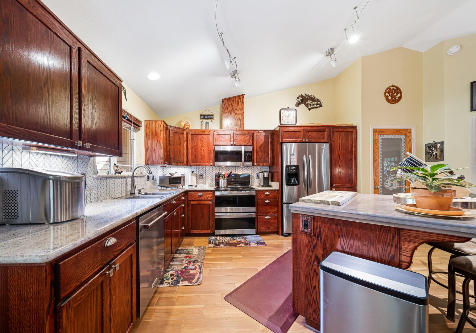 15638 Jones Road White City, OR 97503 - Photo 21 of 65 C18 Kitchen Looking North