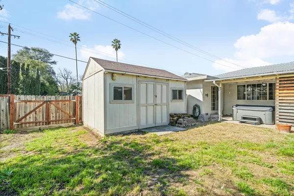 a view of a house with backyard