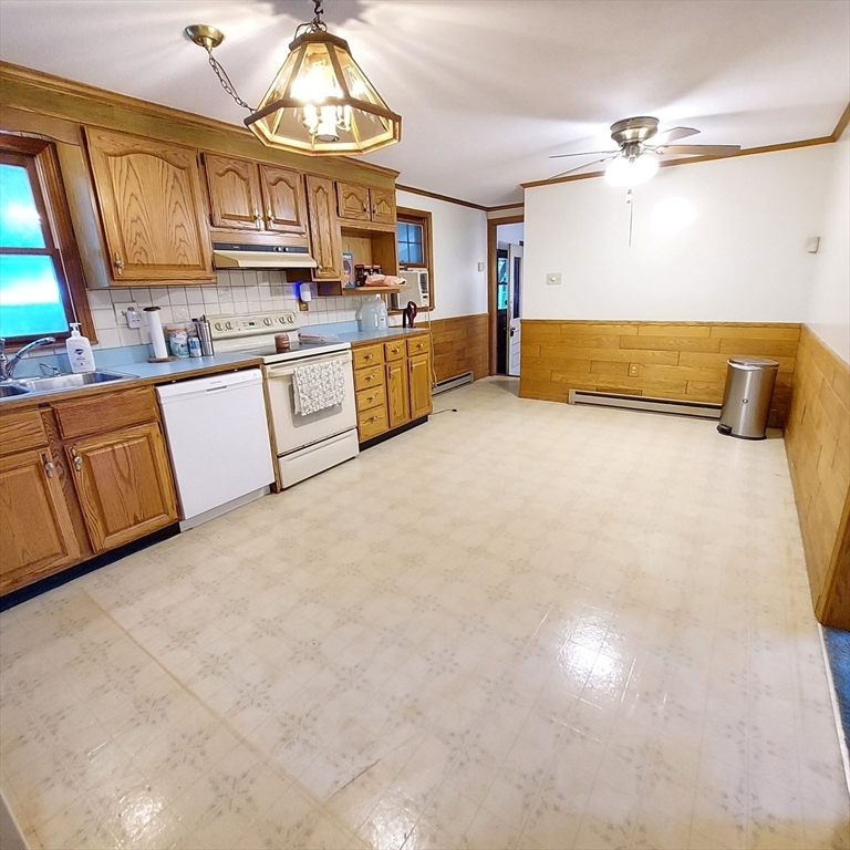 1075 West Brookfield Road New Braintree, MA 01531 - Photo 8 of 42