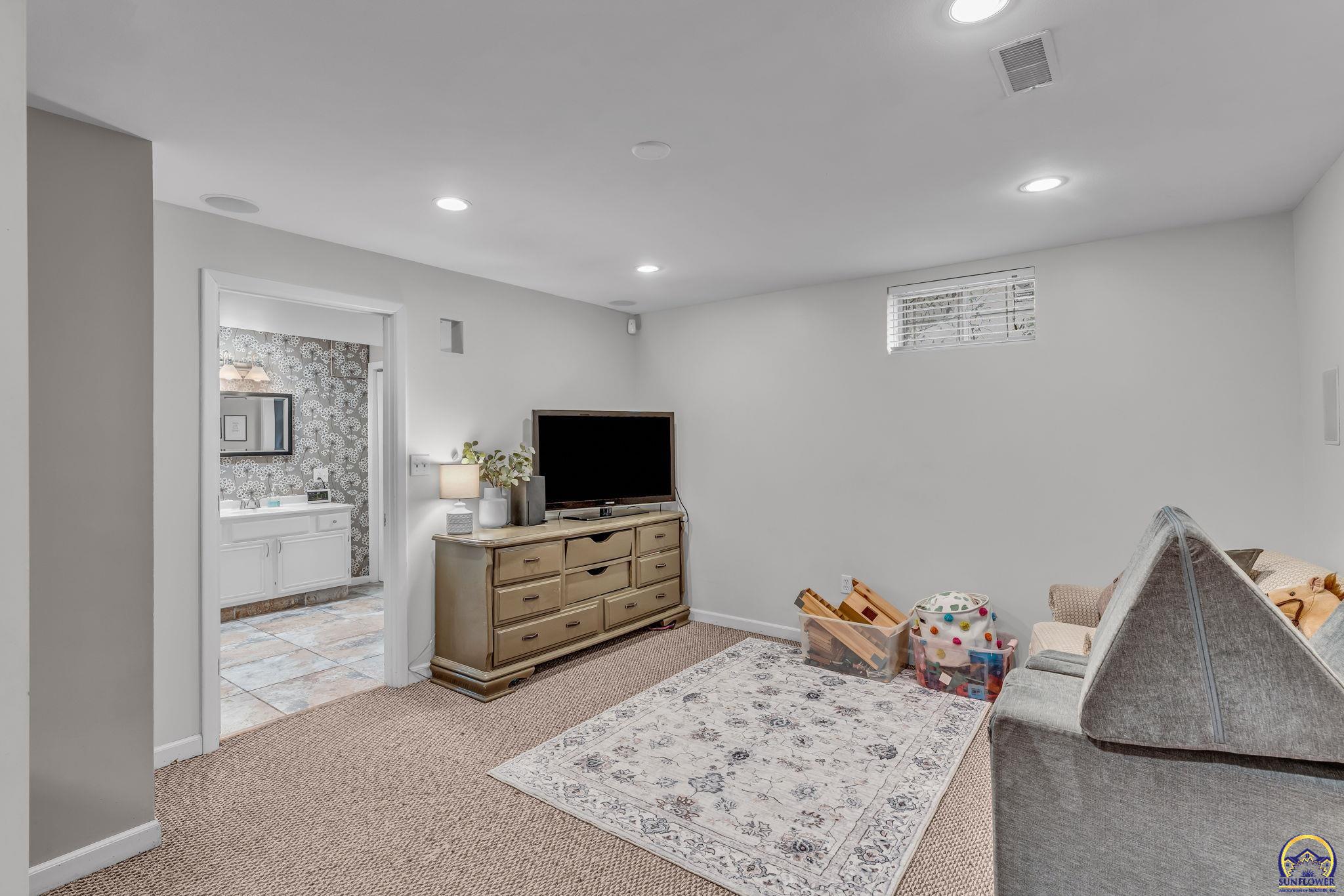 7401 Southwest 25th Street Topeka, KS 66614 - Photo 14 of 18