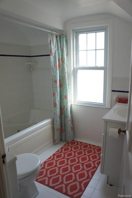 26 Amherst Road Pleasant Ridge, MI 48069 - Photo 24 of 43 full upper bath.JPG