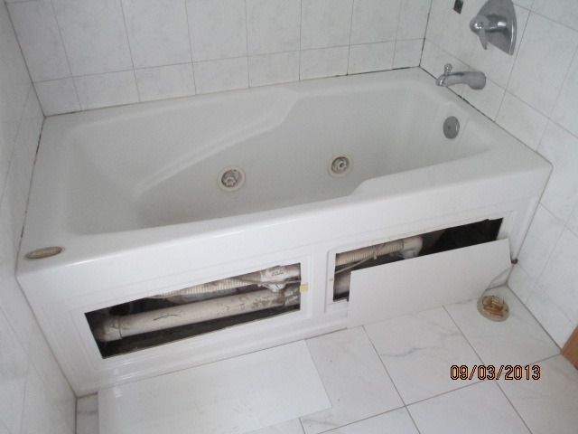 432 Harding Avenue Des Plaines, IL 60016 - Photo 13 of 20 a bathroom with a tub