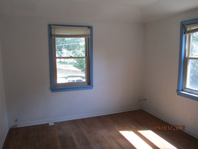 432 Harding Avenue Des Plaines, IL 60016 - Photo 14 of 20 an empty room with a window