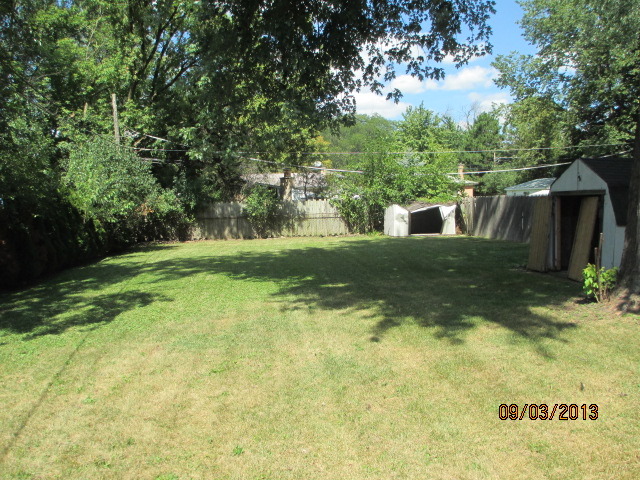 432 Harding Avenue Des Plaines, IL 60016 - Photo 4 of 20 a view of backyard with green space