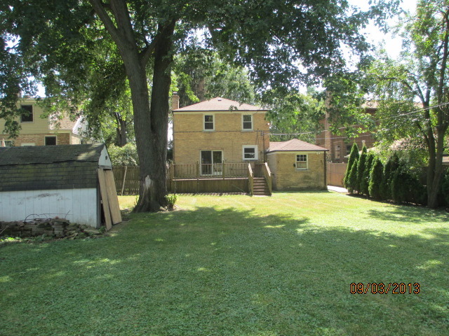 432 Harding Avenue Des Plaines, IL 60016 - Photo 5 of 20 a view of a backyard