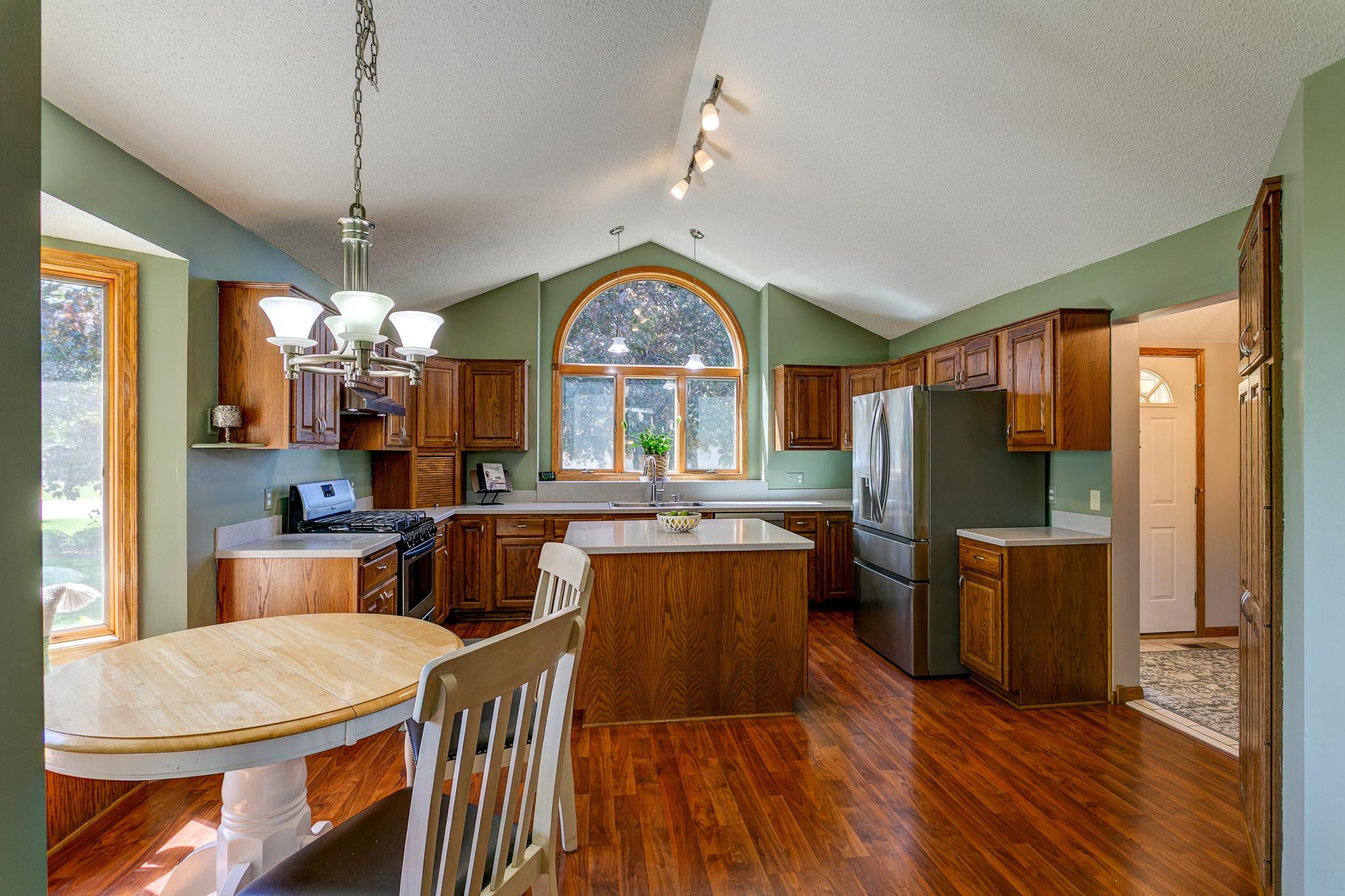 7488 Newbury Road Woodbury, MN 55125 - Photo 5 of 39