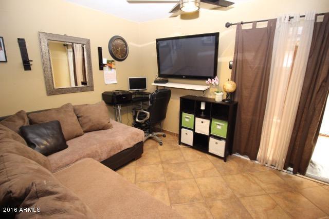 4515 West Hatcher Road Glendale, AZ 85302 - Photo 4 of 15 4515 W Hatcher Family Room