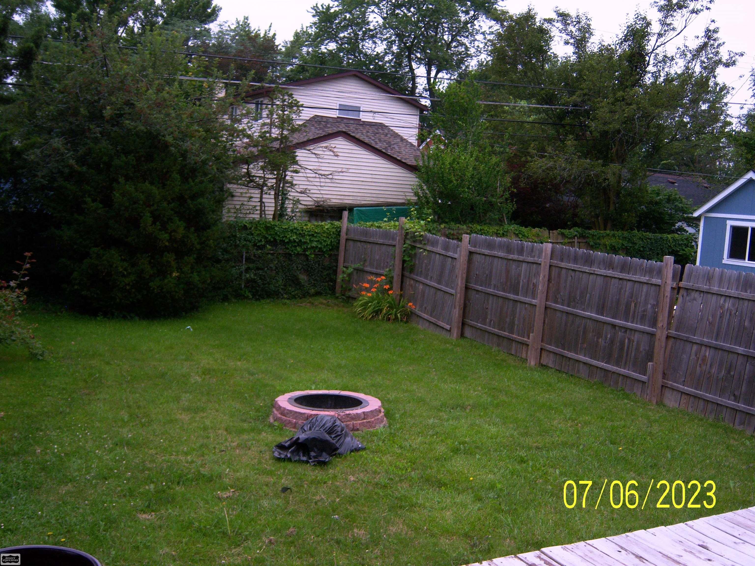 2189 Vernier Road Grosse Pointe, MI 48236 - Photo 27 of 32 50114567-26.JPG