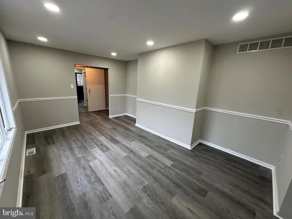 an empty room with windows and pillars in it