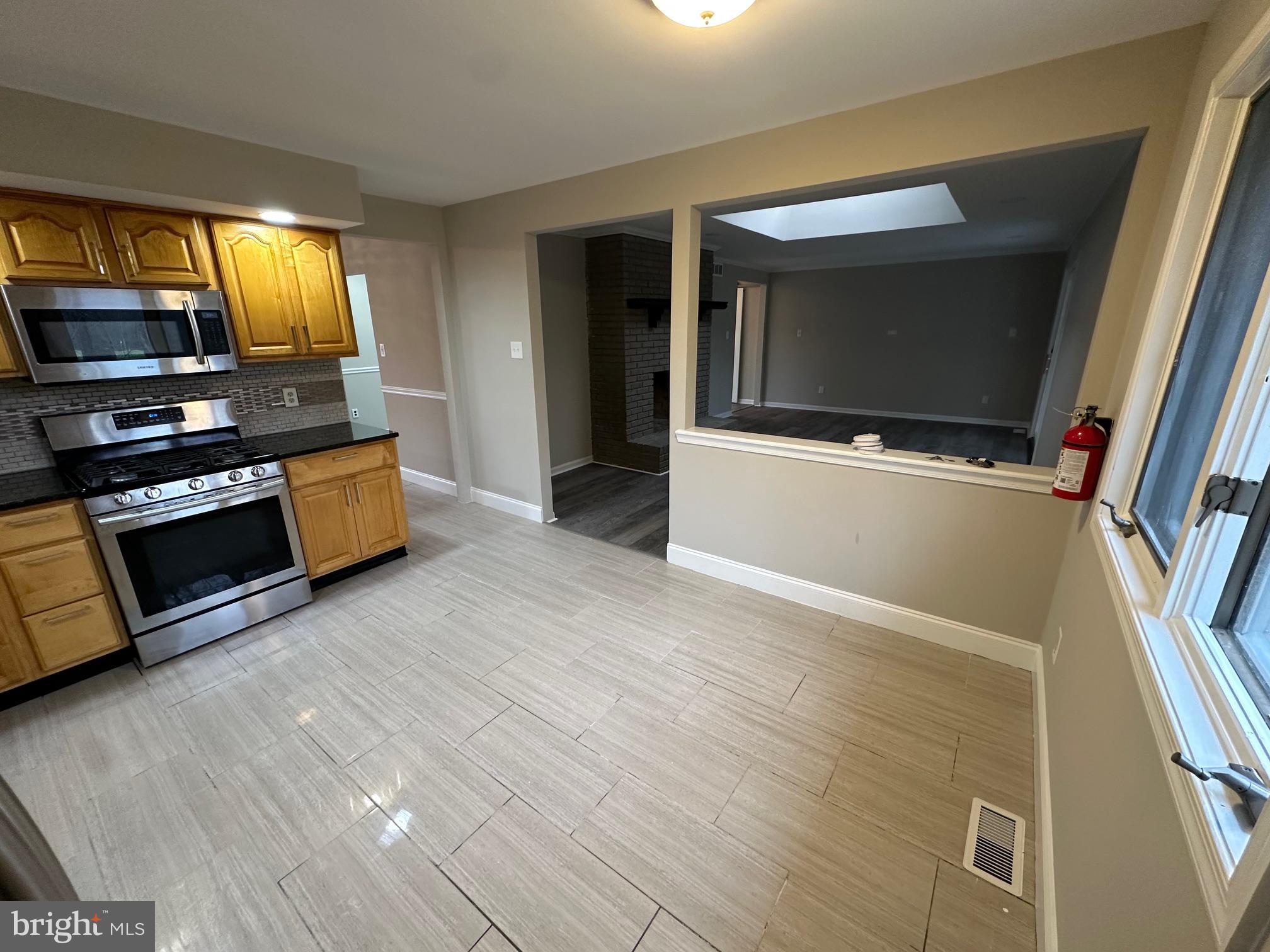 26 Sherri Way Clementon, NJ 08021 - Photo 10 of 37 a kitchen with granite countertop a refrigerator and a stove