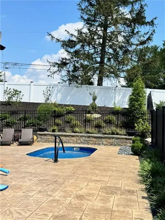 a view of entryway with outdoor space