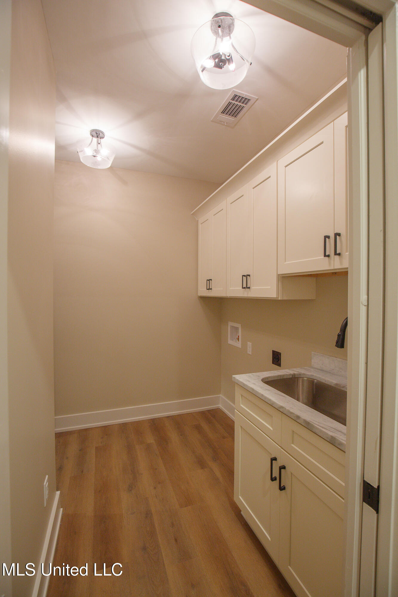 22 Chapel Hl Drive Holly Springs, MS 38635 - Photo 17 of 32 Mud Room
