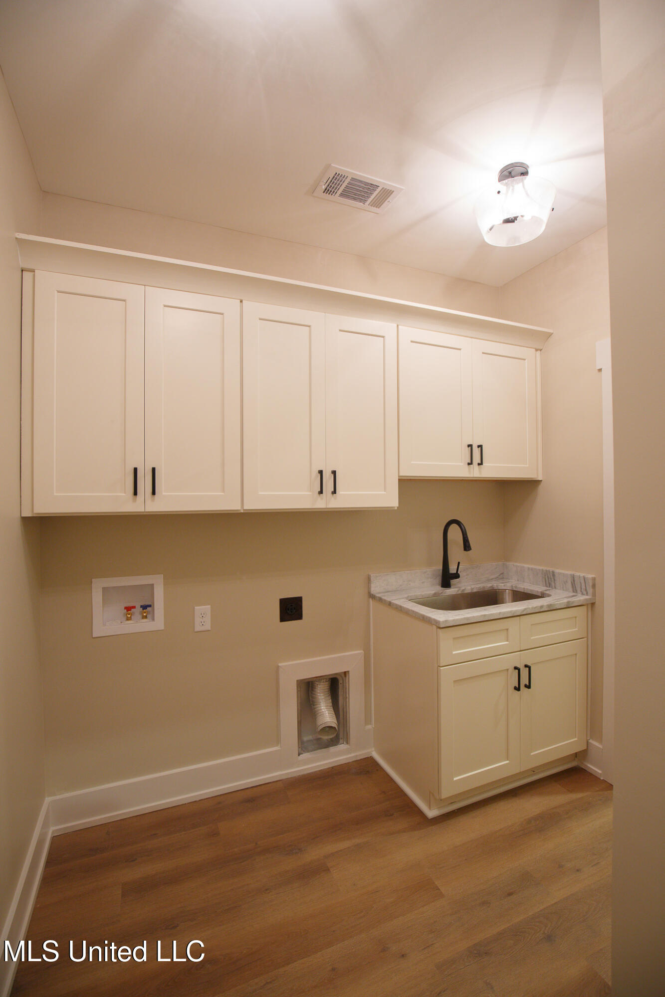 22 Chapel Hl Drive Holly Springs, MS 38635 - Photo 18 of 32 Mud Room