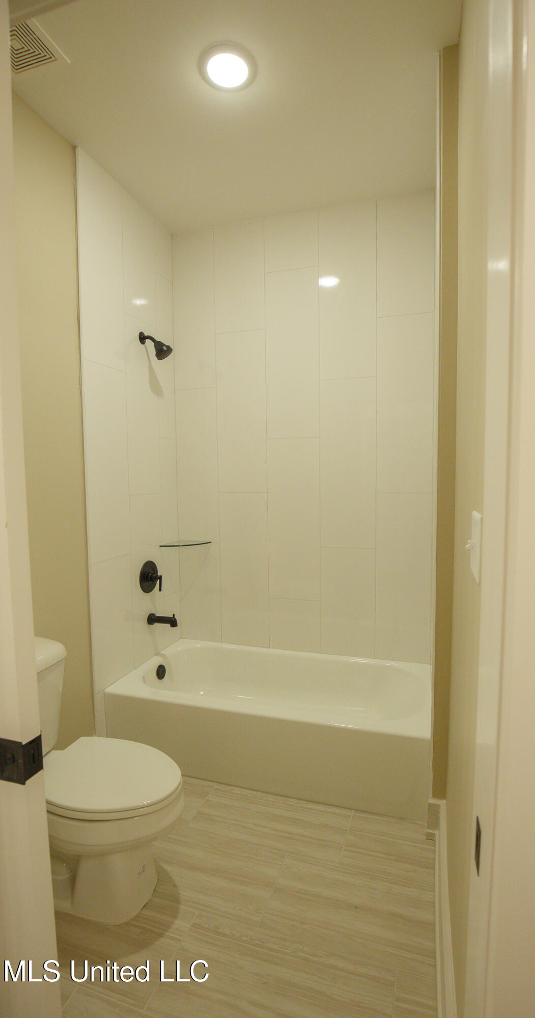 22 Chapel Hl Drive Holly Springs, MS 38635 - Photo 24 of 32 Shared Hall Bath