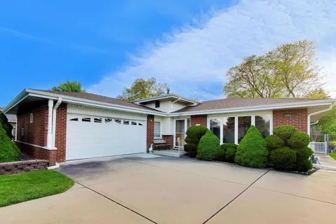 $419,000 | 10622 South 84th Avenue, Palos Hills, IL 60465