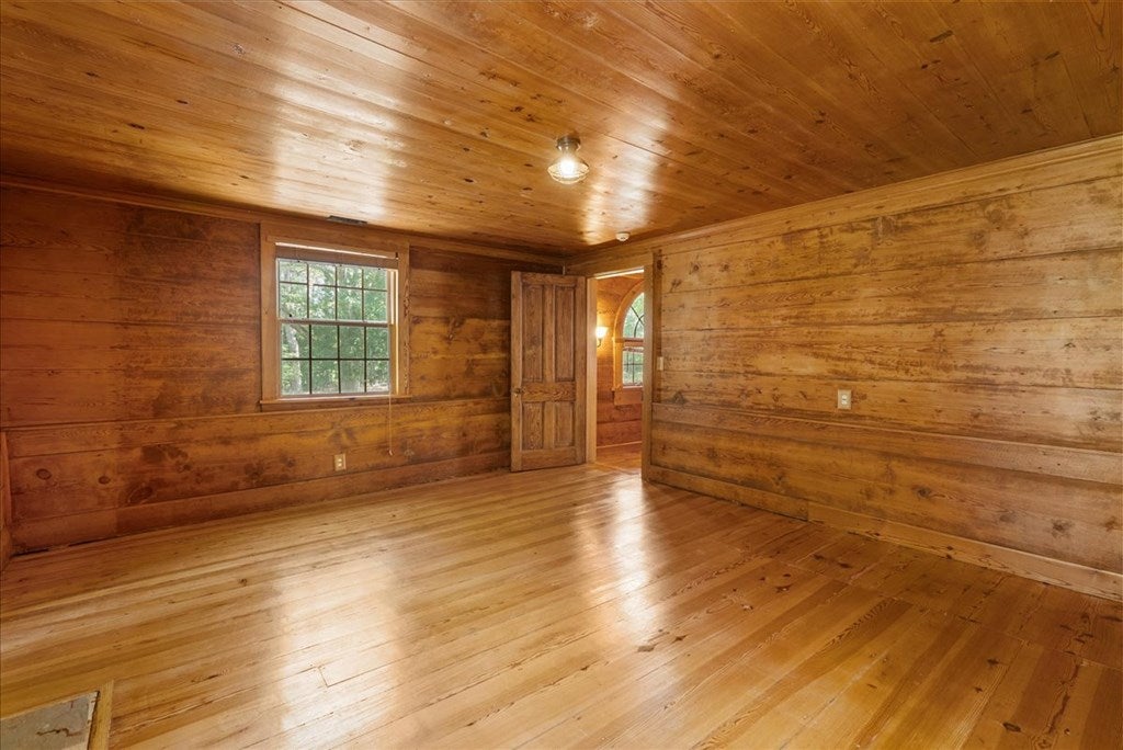 3095 State Shed Road Nathalie, VA 24577 - Photo 46 of 90 Bedroom #3 - 17.09 x 14.45, 2nd Floor
Hardwood floors