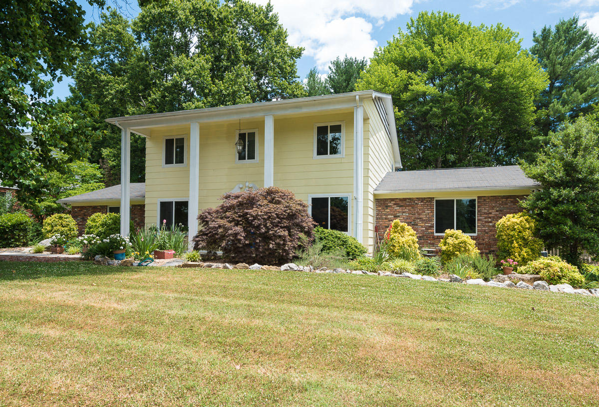 1004 Kevin Road Knoxville, TN 37923 - Photo 1 of 16 HUGE Colonial home
