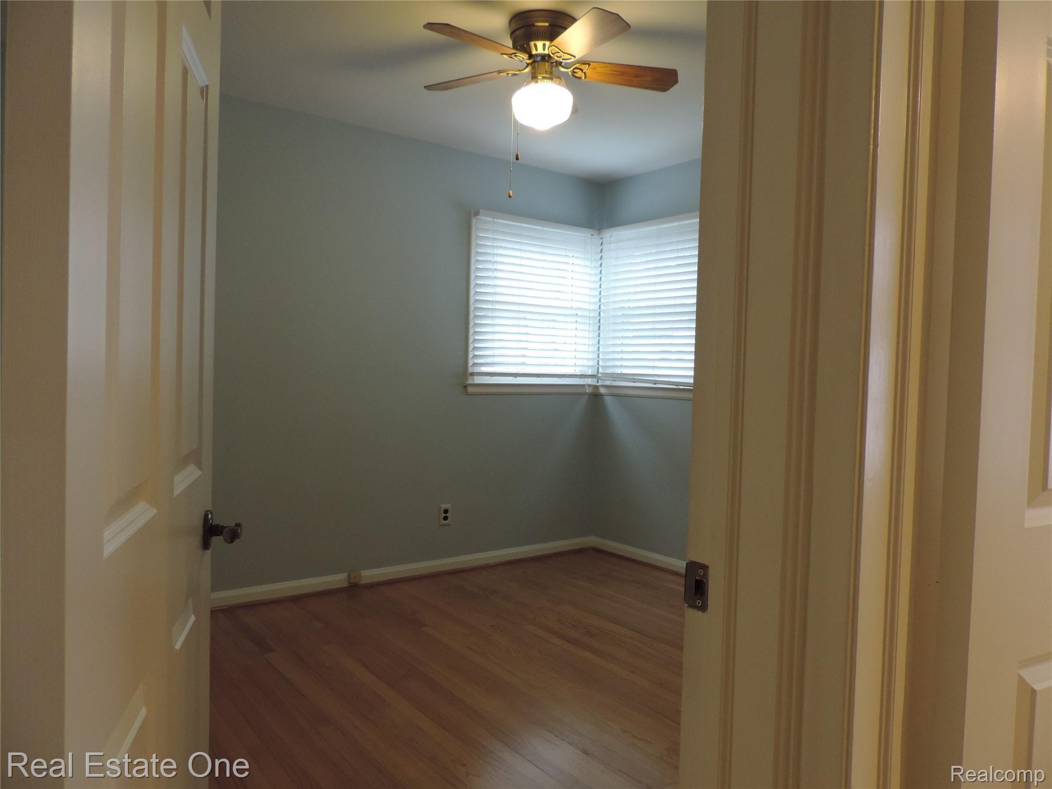 709 Lockwood Road Royal Oak, MI 48067 - Photo 12 of 22 DSCN1550.JPG