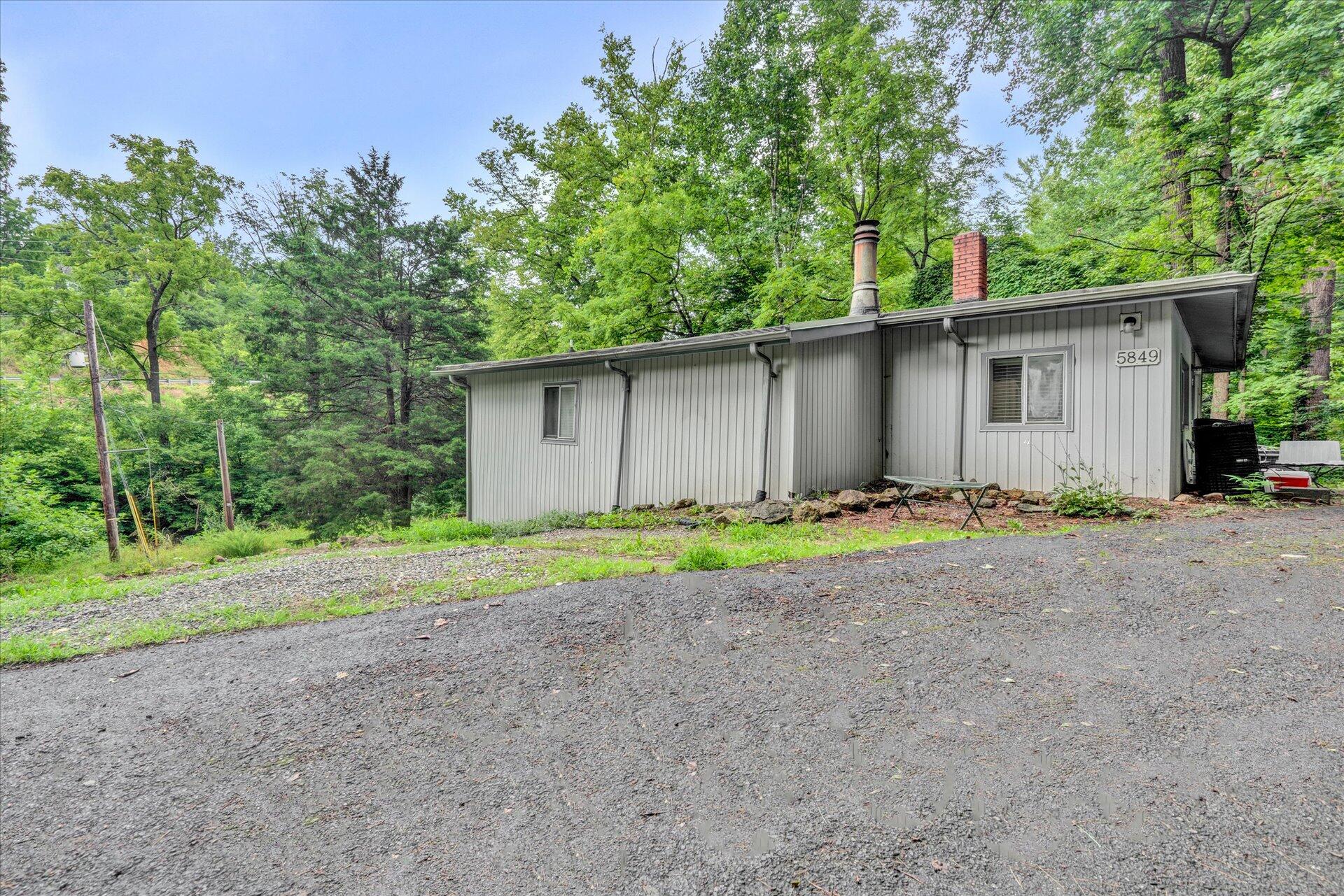 5849 Ripplebrook Road Roanoke, VA 24018 - Photo 2 of 19 16-DSC6242