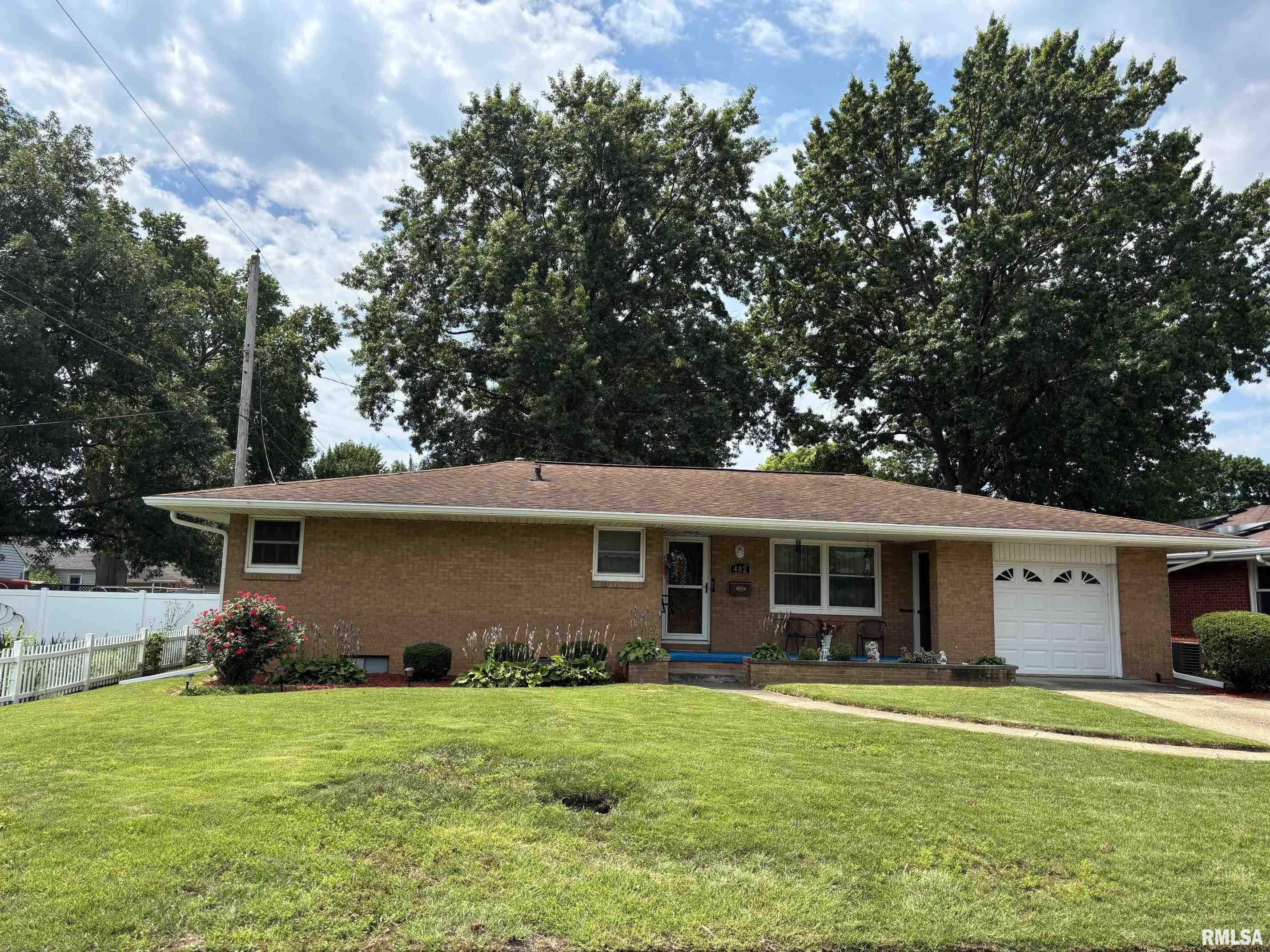 402 Sheridan Road Pekin, IL 61554 - Photo 2 of 33